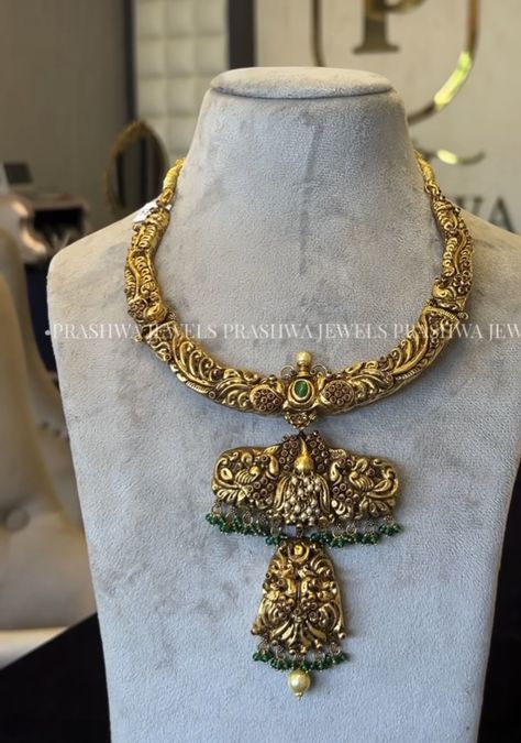 Chandraharam Lockets, Kante Gold Necklaces, Bridal Necklace Designs, Gold Temple Jewellery, Antique Necklaces Design, Gold Jewelry Outfits, Antique Necklaces, Fancy Jewelry Necklace, Diamond Wedding Jewelry