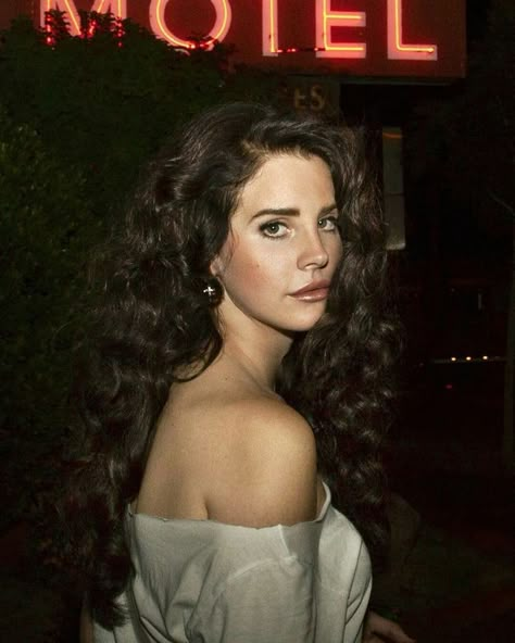 Lana Del Rey Hair, Music Tattoo Ideas, Lana Vibes, Lana Aesthetic, Lana Del Rey News, Lana Core, Tattoo Music, Small Curls, Lana Del Rey Love