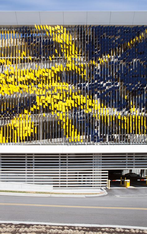 dynamic facade system at eskenazi hospital, indianapolis by urbana architecture - designboom | architecture & design magazine Kinetic Architecture, Structure Art, Dynamic Architecture, Parking Structure, Facade Pattern, Building Skin, Interactive Walls, Garage Art, Building Facade