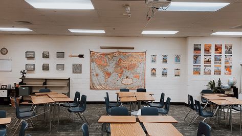 Classroom Setup High School Desks, History Classroom Decorations High School, Classroom Themes High School History, Cool Highschool Classrooms, Highschool Teacher Classroom, History Teacher Aesthetic Classroom, Highschool History Classroom, High School History Teacher Aesthetic, Highschool Class Aesthetic