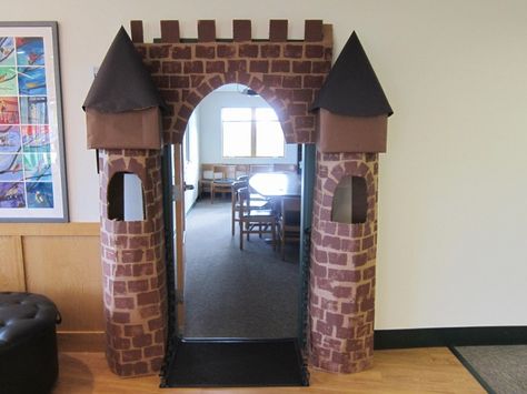 Castle Door Decoration Medieval School, Castle Theme Classroom, Castle Classroom, Kingdom Vbs, Castle Doors, Cardboard Castle, Medieval Party, Castle Decor, Château Fort