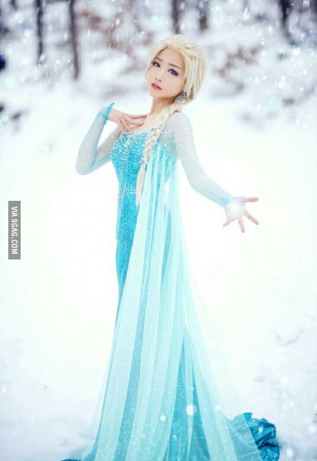 Elsa cosplay - LOOKS PERFECTLY BETTER IN REALITY THAN IN CARTOON AAAAAAAAAAAAAAAAA-- Transforming Dress, Dunia Disney, Frozen Cosplay, Disney Princess Cosplay, Elsa Cosplay, Elsa Costume, Frozen Costume, 디즈니 캐릭터, Princess Cosplay