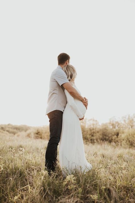 Maternity Mother Photography, Modern Boho Maternity Shoot, Maternity Photography October, Canyon Maternity Photos, Maternity Photoshoot Inspiration, Fall Maternity Photos Couple, Vineyard Maternity Pictures, Fun Maternity Pictures With Husband, Maternity Picture Inspiration