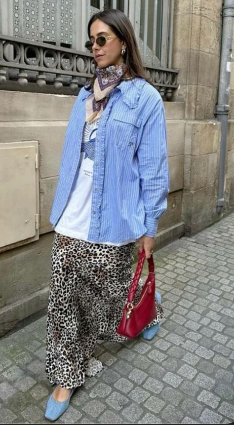 Leopard Print Button Down Shirt Outfit, Leopard Pleated Skirt Outfit, Blue And Leopard Outfit, Celebrity Street Style 2024, Leopard Skirt Outfit Winter, Portuguese Style Fashion, Cheetah Print Skirt Outfit, Animal Print Skirt Outfit, Cheetah Print Outfits