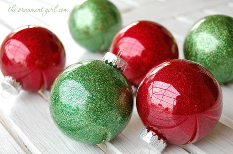 easy DIY - glitter inside clear plastic ornaments. Shell Projects, Clear Plastic Ornaments, How To Make Glitter, Clear Ornaments, Homemade Ornaments, Ornament Ideas, Navidad Diy, Christmas Ornament Pattern, Glitter Ornaments