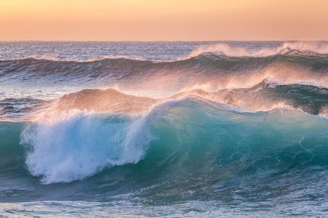 Thanks to @photoholgic for making this photo available freely on @unsplash 🎁 Waves Landscape Photography, Ocean Horizontal, Ocean Images, Waves Photography, Seascape Photography, Ocean Pictures, Sunset Sea, Wave Painting, Ocean Wallpaper