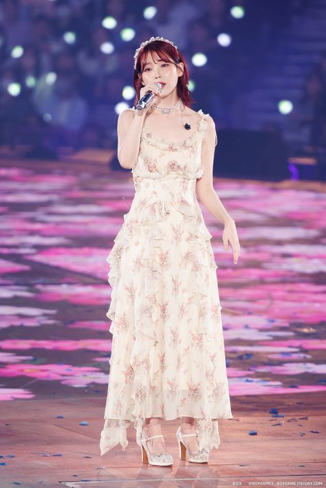 Iu Dress, Iu Wallpaper, Lee Ji Eun, Iu Hair, Concert Dresses, Concert Fits, Easy Trendy Outfits, Girl Day, Fancy Outfits