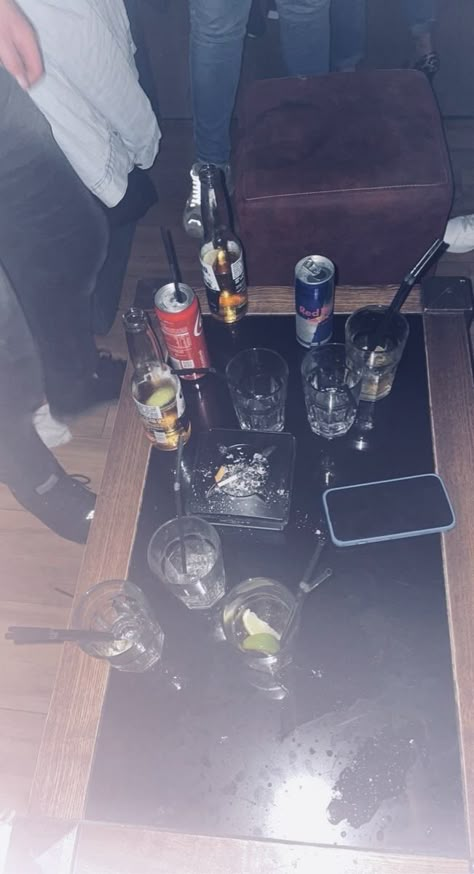 Drinks On A Table, Fake Party Snapchat, Friends Fake Snap, Fake Alcohol Story, Alcoholic Drinks Aesthetic Party, Drinking Pictures, Drinks Fake Story, Snapchat Party, House Party Aesthetic