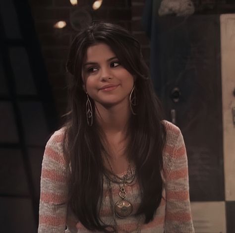 Selena Gomez Hair Long, 2000s Hair, 2000s Icons, Selena Gomez Hair, Selena Gomez Cute, Alex Russo, Selena Gomez Hot, Selena G, Marie Gomez