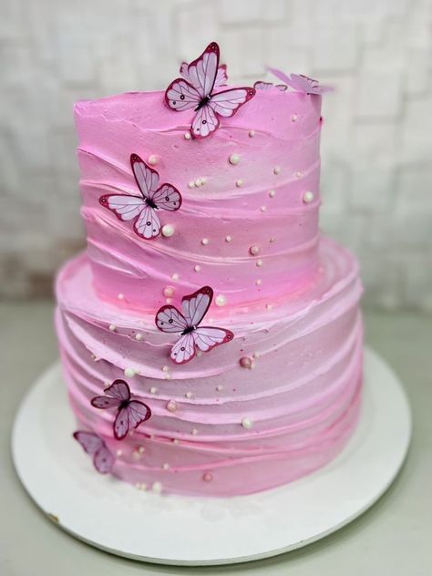 Two Tiered Butterfly Cake, Butterfly Tiered Cake, Birthday Cake Ideas For 11 Year Girl, 15th Birthday Cake Ideas Girl, Birthday Cakes For 11 Year Girl, Purple Floral Cake, Floral Cake Ideas, Graduation Cake Ideas, Debut Cake