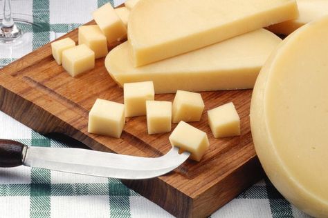 All About the Italian Cheese Provolone Picante Caerphilly Cheese, Argentinian Grill, Greek Cheese, Cheese Brands, Pasta Fillo, Pasta Cremosa, Ouzo, Greek Flavors, Cheese Pies