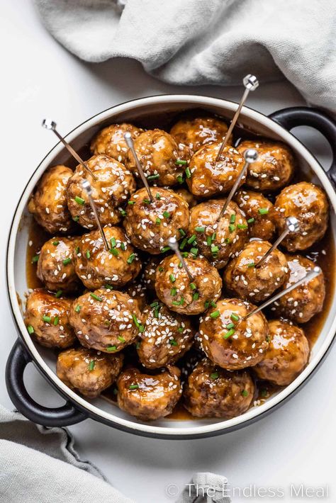 These honey garlic meatballs are sweet, sticky, and always a hit! Juicy baked meatballs are coated in a homemade honey garlic sauce. They're easy to make, and they're ready in just 30 minutes! #theendlessmeal #meatballs #honeygarlicmeatballs #honeygarlic #appetizer #dinner #easymeatballs #asianmeatballs Meatballs Honey Garlic, Ricotta Stuffed Chicken Breast, Honey Garlic Meatballs, Appetizer Dinner, Garlic Meatballs, Ricotta Stuffed Chicken, Baked Salmon Lemon, Summer Dinner Recipes, Baked Meatballs