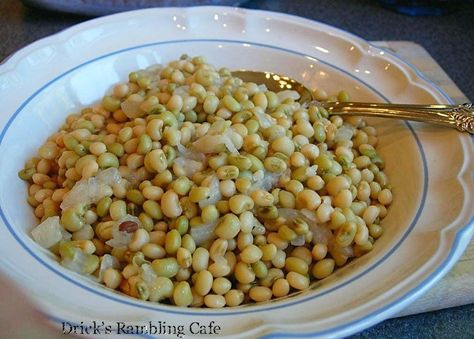 Nothin' better than a bowl of summer's tastiest delicacy - LADY PEAS, cooked southern of course! Lady Cream Peas Recipe, Zipper Peas Recipe, Butter Peas Recipe, Lady Cream Peas, Speckled Butter Beans, Lemon Pound Cake With Glaze, Lady Peas, Pound Cake With Glaze, Butter Peas