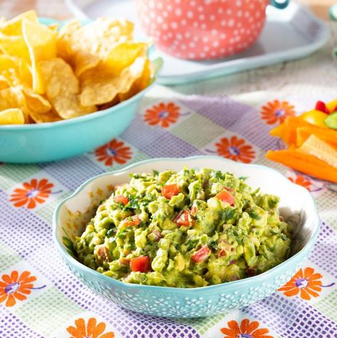 guacamole recipe with tortilla chips and fresh veggies Super Bowl Dips, Easy Homemade Salsa, Guacamole Recipe Easy, Caramelized Onion Dip, Party Dip Recipes, Best Guacamole, Best Guacamole Recipe, How To Make Guacamole, Easy Guacamole