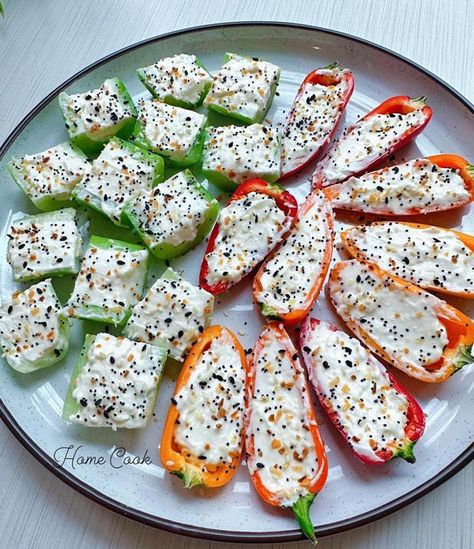 Home Cook Snack Ideas Savoury, Clean Food Snacks, Healthy Easy Snacks, Pepper Cream Cheese, Mini Tomatoes, Healthy Munchies, Mini Peppers, Keto Fruit, Cucumber Bites