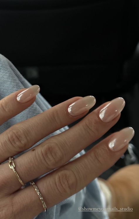 Emrata Nails, Neutral Fancy Nails, Neutral Vacation Nails Almond, Basic Elegant Nails, Summer Clean Nails, Convocation Nails, Neutral Nails With Accent, Winter Classy Nails, Nails For Gold Dress