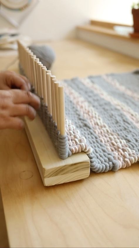 Peg Loom Weaving, Weaving Patterns Loom, Weaving Loom Diy, Woodworking Tools For Beginners, Stitches Crochet, Weaving Loom Projects, Peg Loom, Loom Knitting Projects, Loom Knitting Patterns