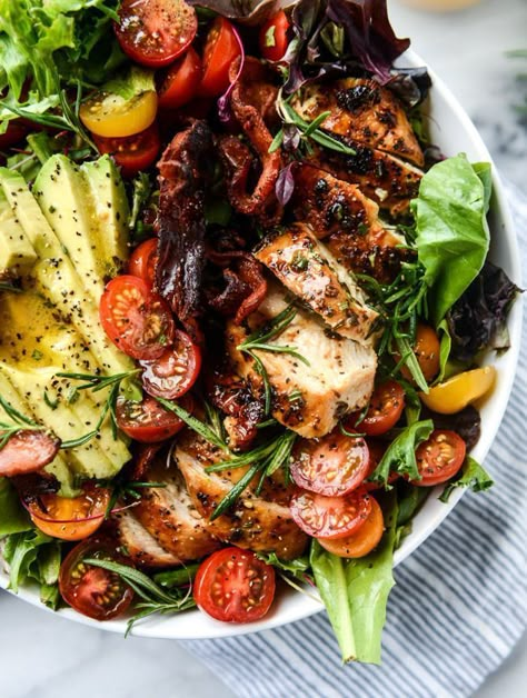 Rosemary Chicken, Bacon and Avocado Salad. {Video!} - How Sweet Eats #rosemarychicken #bacon #avocado Chicken Rosemary, Salad Taco, Salad Macaroni, Salad Kale, Salad With Chicken, Bacon Chicken, Paleo Salads, Avocado Salad Recipes, Bacon Avocado