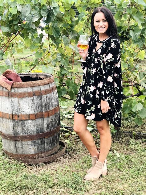 what to wear wine tasting - emjacquelyn // outfit ideas Wine Dinner Outfit, Summer Vineyard Outfit, Fall Winery Outfit Wine Tasting, Winery Outfit Fall Wine Tasting, Fall Wine Tasting Outfit, Testing Outfits, Vineyard Outfit, Winery Outfit, Wine Tasting Outfit