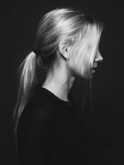 black & white blonde Perfect Ponytail, Messy Ponytail, A Ponytail, Long Blonde, Low Ponytail, Foto Art, Side Profile, Grunge Hair, White Photo