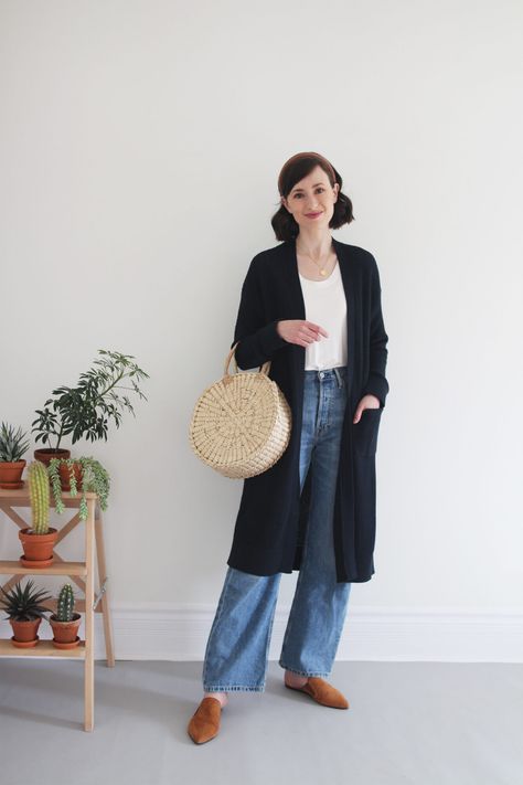 LOOSE JEANS AND A LONG CARDIGAN - Style Bee Cardigan Outfit Autumn, Nude Flip Flops, Long Cardigan Outfit, Slippers Outfit, Outfit Autumn, Long Slip Dress, Cardigan Outfit, Olive Green Pants, Jeans Long