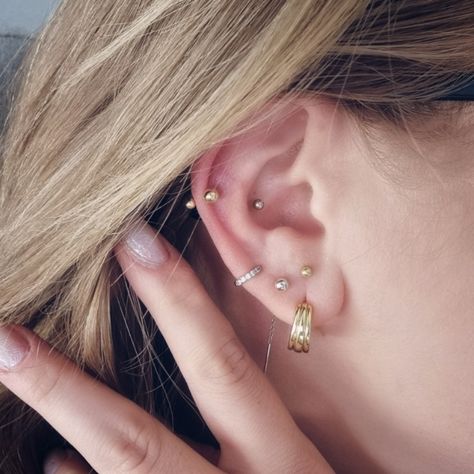 Conch Forward Helix Piercing, Constilation Piercing Lobe, Piercing Combinations, Constellation Piercing, Jewelry Combinations, Constellation Piercings, Forward Helix Piercing, Forward Helix, Gold And Silver Jewelry