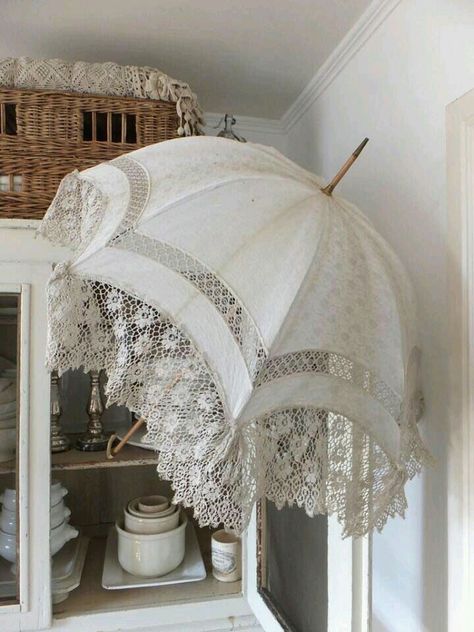 Vintage Parasols Chic Bedroom Design, Paper Parasol, Lace Umbrella, Lace Parasol, Estilo Shabby Chic, Vintage Umbrella, Under My Umbrella, Shabby Chic Bedroom, Umbrellas Parasols