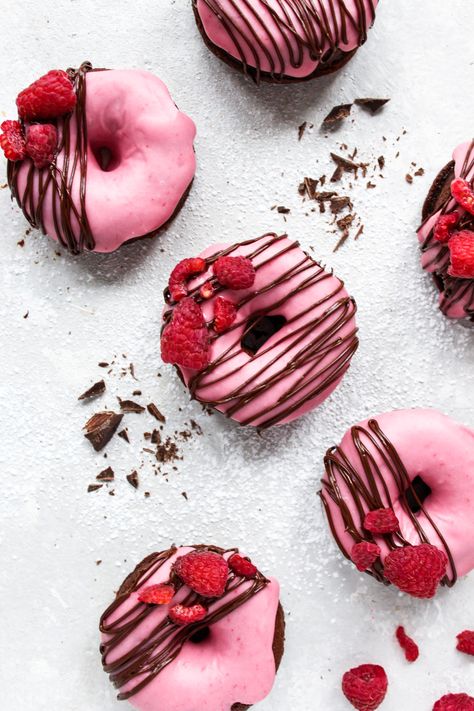 Ultimate Raspberry Cake Donuts - Sweets by Elise Strawberry Crinkle Cookies, Raspberry Chocolate Cake, Raspberry Glaze, Donut Filling, Yeast Donuts, Strawberry Donuts, Chocolate Raspberry Cake, Raspberry Chocolate, Filled Donuts