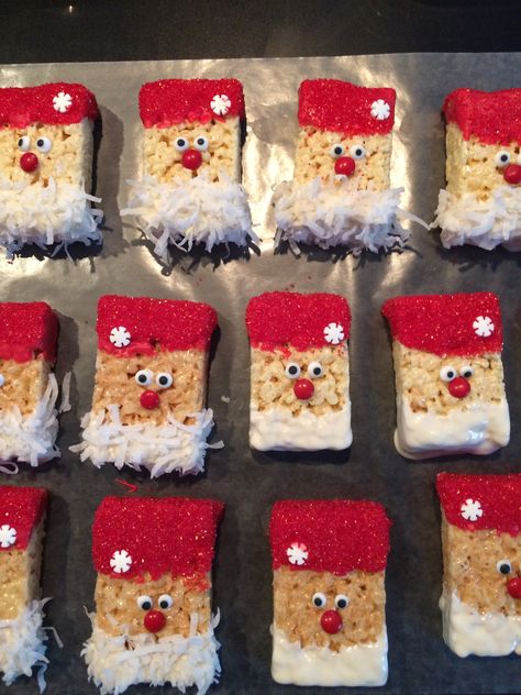 Krispie Treats Christmas, Rice Krispie Treats Christmas, Kreative Snacks, Easy Christmas Treats, Xmas Treats, Bebidas Do Starbucks, Christmas Gift Basket Ideas, Christmas Candy Recipes, Rice Krispy