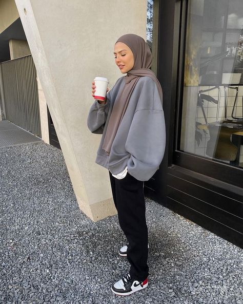 Hijab Inspiration, Estilo Hijab, Style Tutorial, Streetwear Inspo, Hijab Fashionista, Modest Style, Muslim Outfits Casual, Muslim Fashion Hijab Outfits, Pose Fotografi