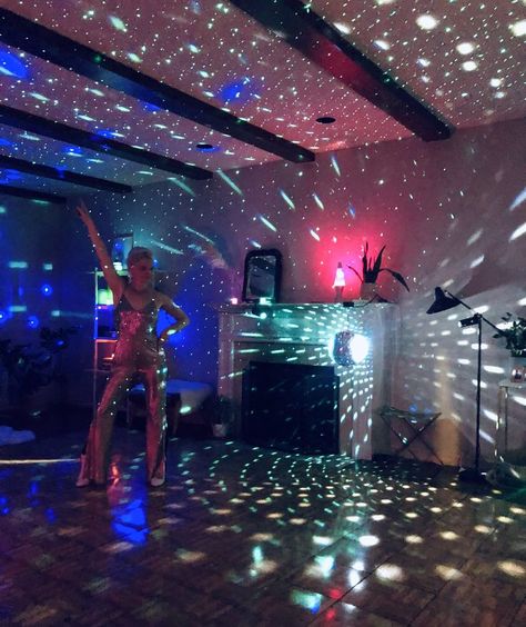 70s Disco Theme, Budget Birthday Party, 17. Geburtstag, Disco Theme Party, 70s Party Theme, 70s Theme Party, Huge Party, My 40th Birthday, Budget Birthday