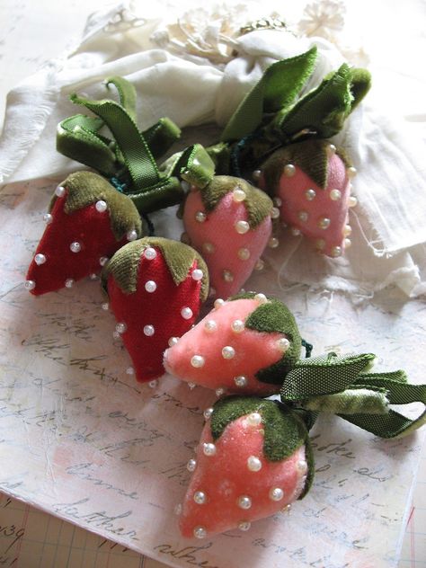 wow, I have been searching them for a long time and they are in my collection now!! Strawberry Crafts, Vintage Millinery, Velvet Pumpkins, Ribbon Embroidery, Felt Ornaments, Felting Projects, Felt Crafts, Pin Cushions, Vintage Sewing