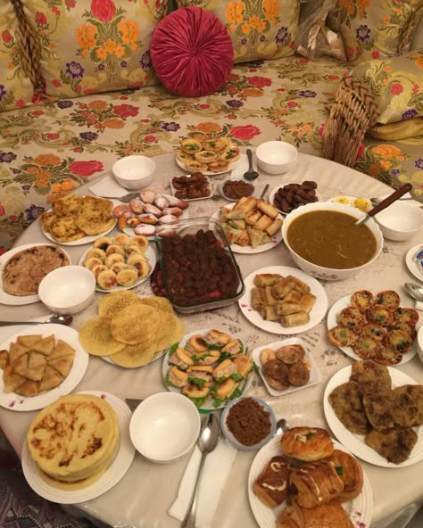 Table de ftour ramadan  au maroc Moroccan Dinner Table, Ramadan Food Iftar Table, Ramadan Dinner, Table Ramadan, Ramadan Recipes Iftar, Ramadan Table, Plats Ramadan, Ramadan Food, Moroccan Kitchen