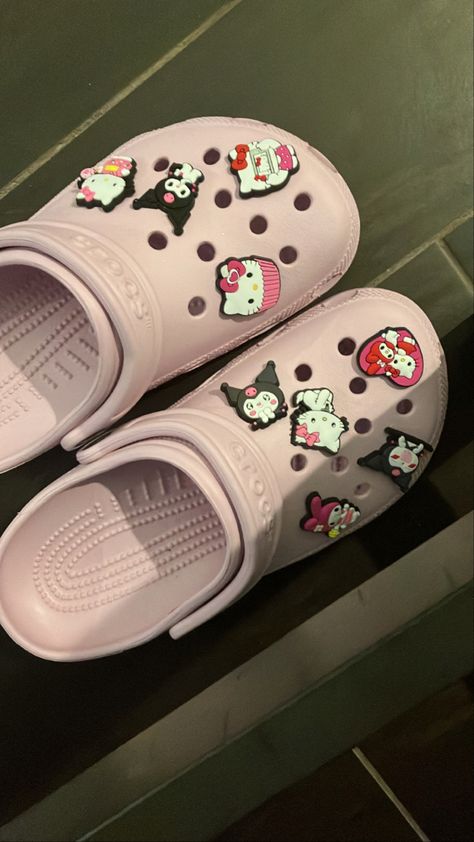 Light Pink Crocs, Jibbitz Crocs Ideas, Hello Kitty Crocs, Styling Crocs, Hello Kitty Y2k, Images Hello Kitty, Pretty Sneakers, Pink Crocs, Crocs Fashion