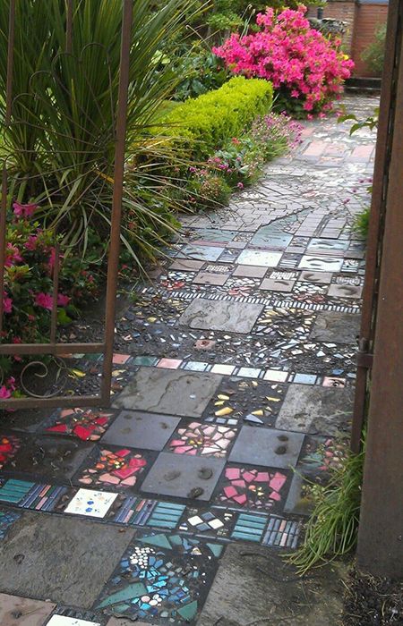 Broken tiles Reka Bentuk Landskap, Taman Diy, Jardim Diy, Walkways Paths, Garden Stepping Stones, Desain Lanskap, Garden Walkway, Garden Types, Cottage Life