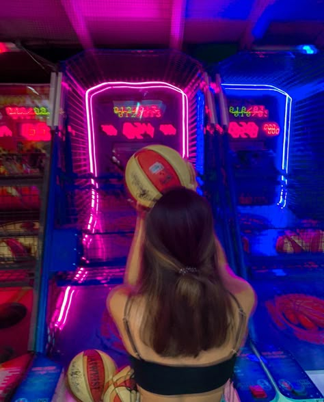 Arcadecore Aesthetic, Aesthetic Training, Basketball Aesthetic, Cute Date Ideas, Book Instagram, Bff Photoshoot Poses, Self Portrait Poses, Photography Posing Guide, Stylish Photo Pose