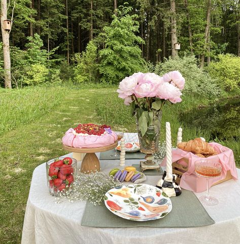 table decoration, table set up, candle interior design Picnic With Candles, Picnic Candles, Patio Oasis, Tall Candle, Colorful Candles, In The Forest, The Forest, Dinner Party, Candle Decor