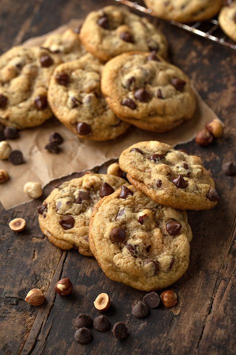 Pictures Of Baked Goods, Chocolate Chip Cookie Photography, Cookie Asethic, Cookie Photoshoot Ideas, Food Aesthetics Instagram, Cookies Astethic, Chocolate Chip Cookies Photography, Chocolate Chip Cookies Aesthetic, Cookie Photoshoot