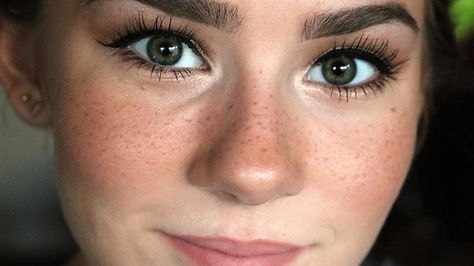 http://www.revelist.com/beauty-news-/freckle-face-tattoos/6996 Freckles Tutorial, Fake Freckles Tutorial, Faux Freckles Makeup, 2016 Makeup Trends, Fake Makeup, Fake Freckles, Freckles Makeup, Faux Freckles, Hoola Bronzer