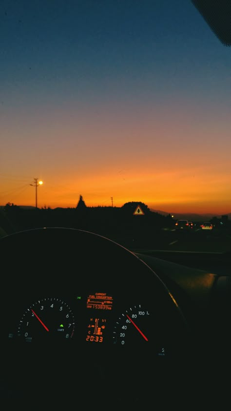 Aesthetic Car Pictures Night, Car Sunset Pictures, Night Car Wallpaper, Car Sunset Wallpaper, Deep Yellow Aesthetic, Car Profile Picture, Wallpaper Backgrounds Cars, Cool Screen Savers, Sunset From Car