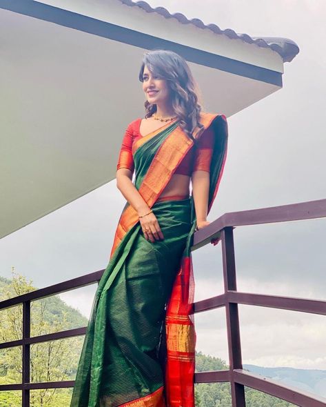 Outfits Indian, South Indian Sarees, Saree Poses, Silk Saree Blouse, Green Saree, Saree Look, Soft Silk Sarees, Blouse Length, Saree Blouse Designs