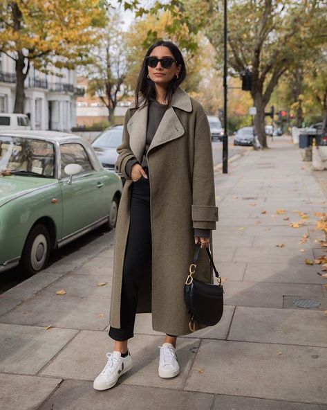 Hannah | COCOBEAUTEA on Instagram: “Pretty happy to have coat weather 🍂 💚” Hannah Cocobeautea, London Winter Outfits, Manhattan Fashion, Trainers Outfit, Trendy Outfit Inspo, Black Jeans Outfit, Italy Outfits, Autumn Outfits, Vogue Fashion