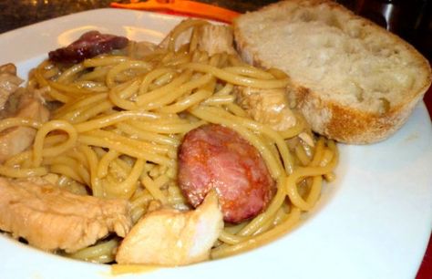 This delicious Portuguese style chicken spaghetti with beer and Chouriço recipe is very quick to prepare. Portuguese Chicken, Spaghetti Meatball Recipes, Mushroom Pizza Recipes, Red Pepper Recipes, Pasta Casserole Recipes, Brazilian Recipes, Seafood Pasta Recipes, Best Seafood Restaurant, Pasta Casserole