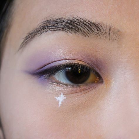 the eras tour makeup idea, purple eyeshadow, lavender haze from midnights taylor swift inspired makeup look, starry purple makeup ideas, purple eye makeup look, asian eye makeup, makeup for eyes with epicanthic fold, purple eyeshadow liner, glitter eyeshadow, white eyeliner, eyeliner stars makeup, makeup inspo, makeup inspiration, lavender purple makeup inspo, violet makeup ideas, lavender haze inspired eye makeup idea, asian makeup eyes hooded eyes Purple Eye Makeup Monolid, Cute Makeup Purple, Epicanthic Fold Eyeliner, Light Purple Eyeliner, Lavender Haze Eye Makeup, Purple Eyeshadow Simple, Purple Easy Makeup, Purple Asian Makeup, Light Purple Eye Makeup Simple