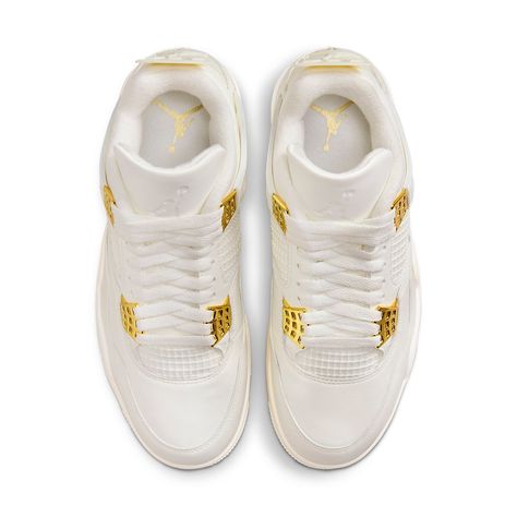 The (WMNS) Air Jordan 4 Retro 'Metallic Gold' exudes regal elegance. Its smooth leather upper boasts an off-white finish, complemented by metallic gold eyelets. The quarter panel features breathable netting, and the tongue showcases a debossed Jumpman logo. The plush collar and molded heel tab add comfort and style. Jordan 4 Retro Metallic, Buty Marki Nike, Air Jordans Women, Preppy Shoes, Pretty Shoes Sneakers, Jordan Shoes Retro, All Nike Shoes, Womens Air Jordans, Cute Nike Shoes