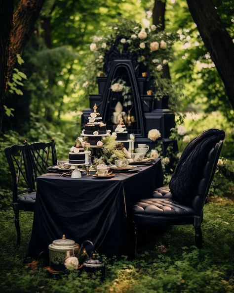 Dark Fairy Party Ideas, Dark Enchanted Forest Party, Dark Fantasy Birthday Party, Dark Fantasy Party, Dark Garden Party, Witchy Shoot, Witchy Party, Fantasy Dinner, Spooky Garden