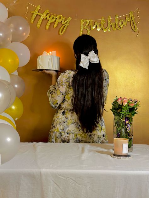 Birthday Photo Poses With Cake, Birthday Cake With Pictures Photo Ideas, Birthday Mood Board Aesthetic, 18th Birthday Photoshoot Poses, Birthday Dps Girl, Cake Poses Photo Ideas, Simple Birthday Shoot Ideas, Birthday Poses With Friends, Photoshoot For Birthday