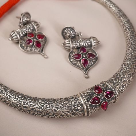 Handmade silver hasli necklace with red kemp stone and intricate silver work Comes with matching earrings Buy now link in bio! Whatsapp - 9403830260 #silver #hasli #silverhaslinecklace #haslinecklace #silverharam Hasli Necklace, Bio Whatsapp, Silver Work, Matching Earrings, Handmade Silver, Diy Gifts, Buy Now, Link In Bio, Stone