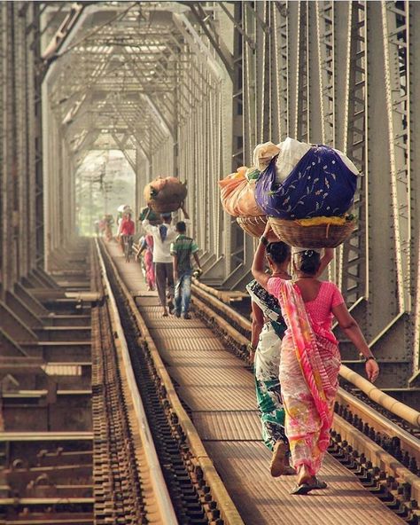 Migrant workers. Agriculture Pictures, India Vacation, Mother India, Amazing India, Color Boards, Migrant Worker, Robert Doisneau, India People, India Colors