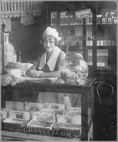 Rare photo of Bonnie Parker working as a waitress at Marco’s Cafe in Dallas, Texas - c. 1929 Bonnie Parker, 1920s Photos, Bonnie And Clyde, Bonnie Clyde, Bonnie N Clyde, Texas History, Famous Americans, Rare Photos, Infamous